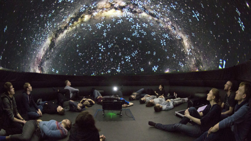 Unterm Sternenhimmel in der Kuppel des mobilen Planetariums. | Foto: F.-M. Arndt © SPB