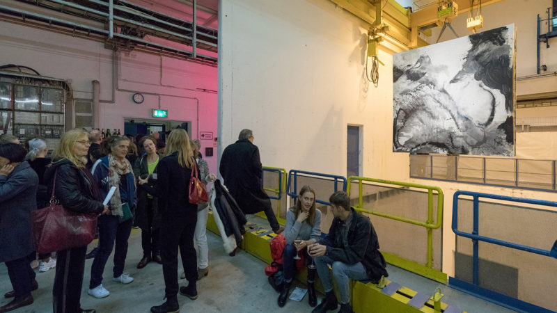 Die Gemälde von Initiatorin Tanja Hehmann hingen im Schacht, der zum Beschleuniger hinunterführt. Foto: Helge Mundt / DESY