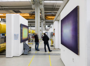 Kunst oder Wissenschaft? Julia Münstermanns Malereien „Electric Shadow“ fügen sich nahtlos in die Forschungshalle ein. Foto: Helge Mundt / DESY