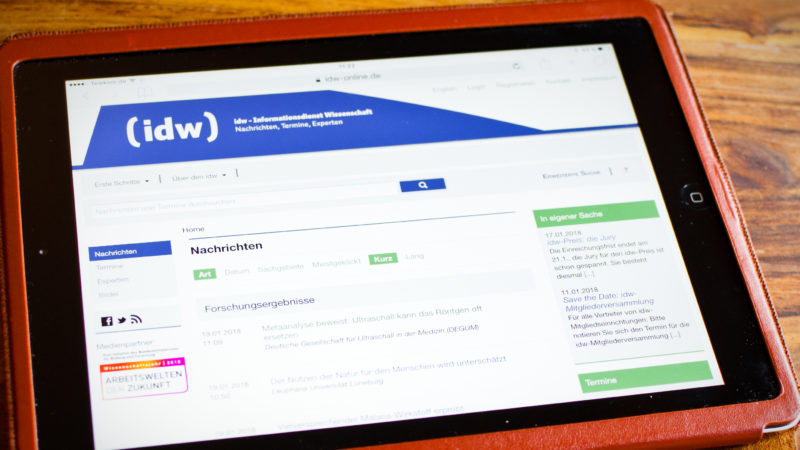 Tablet mit Homepage des idw