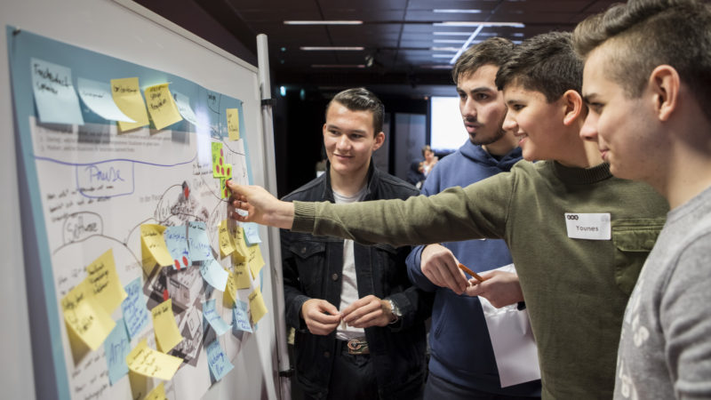 Was wollen wir entwickeln? Die Ideenfindung steht am Anfang des Hackdays von Make Your School. Foto: Gerhard Kopatz / <a href="https://www.wissenschaft-im-dialog.de/" target="_blank">Wissenschaft im Dialog</a>