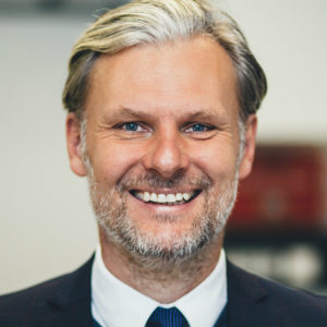 <b>Helmut Jungwirth</b> ist promovierter Mikrobiologie und Professor für Wissenschaftskommunikation. Er leitet als Geschäftsführer die „<a href="https://sieben.uni-graz.at/de/" target="_blank" rel="noopener">Siebenten Fakultät“, Zentrum für Gesellschaft, Wissen und Kommunikation</a>“ an der Karl-Franzens-Universität Graz. Außerdem leitet er dort auch die „<a href="URL" target="_blank" rel="noopener">Mitmachlabore Graz</a>“ und ist Ensemblemitglied des Wissenschaftskabaretts „<a href="URL" target="_blank" rel="noopener">Science Busters</a>“. Foto: Lukas Grumet