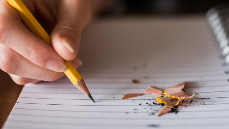 Handschriftliche Notizen auf einem Block