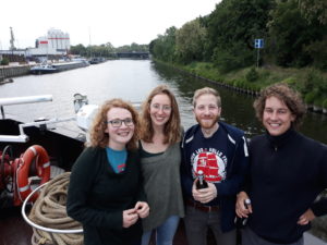 Feierabend an Deck mit dem Lotsenteam Paula, Lisa, Benedikt und Christian. Foto: privat