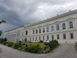 <b>Silbersalz</b>is an initiative of the Robert Bosch Stiftung and Documentary Campus in partnership with the city of Halle, the state of Saxony-Anhalt, Wissenschaft im Dialog, the National Academy of Sciences Leopoldina, science2public and the Media Institute Saxony-Anhalt. Foto: <a href="https://commons.wikimedia.org/wiki/File:Leopoldina_in_Halle_(Saale).jpg" target="_blank" rel="noopener">Rotesdiadem</a>, <a href="https://creativecommons.org/publicdomain/zero/1.0/deed.de" target="_blank" rel="noopener">CC0</a>