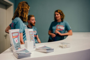 Junge Wissenschaftlerinnen, Wissenschaftler oder Studierende, betreuen als Lotsen die Ausstellung der MS Wissenschaft. Foto: Ilja Hendel / <a href="https://www.wissenschaft-im-dialog.de/" target="_blank">WiD</a>