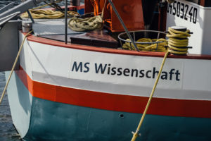 Die MS Wissenschaft ist eigentlich ein Binnenfrachtschiff. Gebaut im Jahr 1969 hat sie eine Ladefläche von rund 550 Quadratmetern und eine Ladekapazität von fast 2.000 Tonnen. Foto: Ilja Hendel / <a href="https://www.wissenschaft-im-dialog.de/" target="_blank">WiD</a>