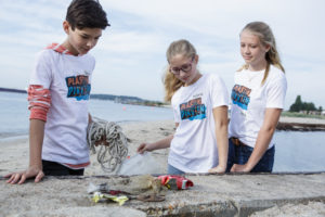 Fabian Stiller, Melanie Baasch und Lena Weiß vom Friedrich-Schiller-Gymnasium Preetz nehmen bei der Jugendaktion „Plastikpiraten – Das Meer beginnt hier!“ im Wissenschaftsjahr 2016*17 – Meere und Ozeane die ersten Plastikproben an der Kieler Förde. ©Foto: BMBF, Wissenschaftsjahr 2016*17