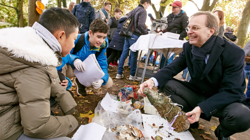 Schüler präsentieren Plastikmüll-Fundstücke