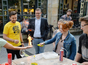 Ein Experiment beim Event „PubScience – die lange Nacht der Experimente“ der Universität Osnabrück.