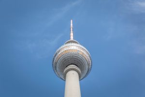 Berlin Partner für Wirtschaft und Technologie ist die Wirtschaftsförderung Berlins und unterstützt Unternehmen und Investoren bei ihrer Entwicklung am Standort. Die Experten von Berlin Partner informieren über Fördermöglichkeiten, beraten bei der Suche nach qualifiziertem Personal und vernetzen mit Kooperationspartnern aus der Wissenschaft. Berlin Partner ist damit beauftragt, das weltweite Wissenschaftsmarketing für Berlin umzusetzen. Foto: Foto: <a href="https://unsplash.com/photos/tQAP92Cpqj4">Markus Spiske</a>, <a href="https://creativecommons.org/publicdomain/zero/1.0/deed.de" target="_blank" rel="noopener">CC0</a>