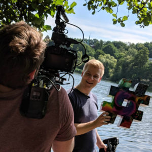 Immer dabei: der bunte #! Das Kampagnensymbol begleitet die YouTuber auf ihrer Deutschlandreise und wird auch an den Veranstaltungsorten in vielfältiger Form und Größe präsent sein. Foto: Max-Planck-Gesellschaft