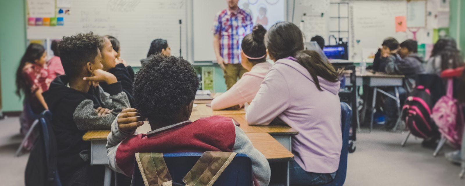 Schülerinnen und Schüler in Klassenraum