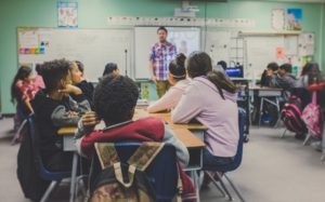 Schülerinnen und Schüler in Klassenraum