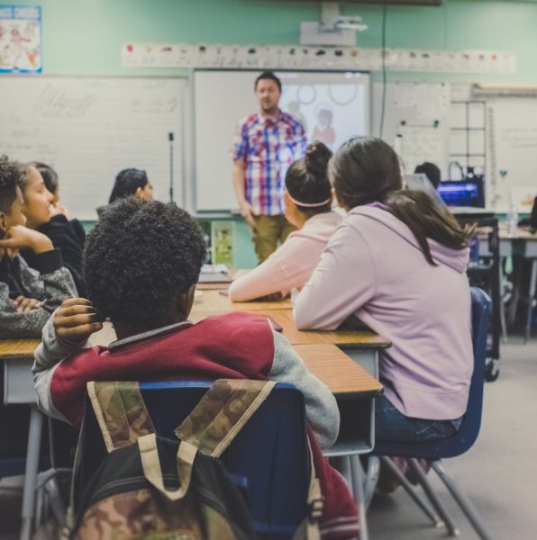 Schülerinnen und Schüler in Klassenraum