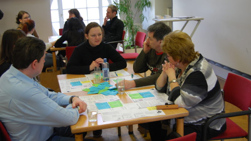 Die Grundidee des Formates ist, dass sich eine Gruppe von Spielenden zu einem bestimmten Thema austauscht. ©Verein ScienceCenter-Netzwerk