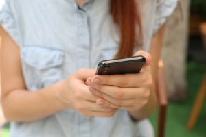 Frau mit Smartphone