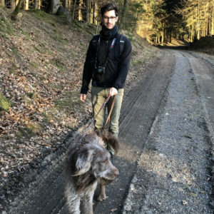 Karim Montasser ist Medical Writer. Nach einem Studium der Tiermedizin und einer Assistenzzeit an den Kleintierkliniken der Uni Gießen sowie einer Promotion in der Neurochirurgie widmet er sich heute komplett der Wissenschaftskommunikation. Freiberuflich arbeitet er aktuell für verschiedene Pharmafirmen im Bereich Humanmedizin und baut zusätzlich den Youtube-Kanal „Der Tierarzt“ auf. Foto: privat