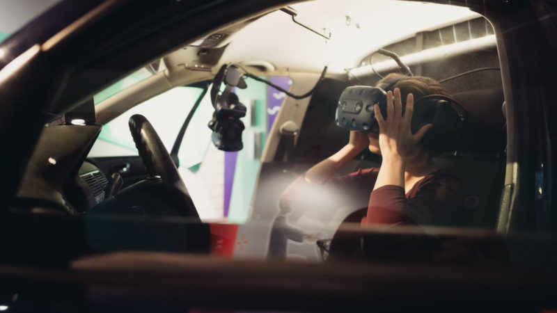 Die Gäste können mehrere Szenarien eines selbstfahrenden Autos testen. Foto: Ilja Hendl/WiD