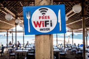 Schild „Free WiFi“ in Strandrestaurant