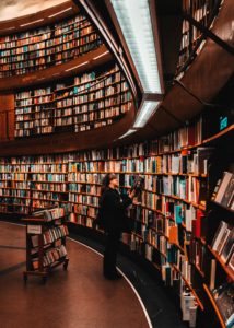 Frau in Bibliothek