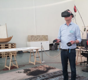 Stephan Schwan erprobt eine Virtual-Reality-Station