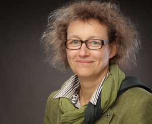 Ilka Parchmann ist Professorin für Chemiedidaktik am IPN – Leibniz-Institut für die Pädagogik der Naturwissenschaften und Mathematik Kiel und an der Christian-Albrechts-Universität Kiel. Als Sprecherin des Kiel Science Outreach Campus (KiSOC) hat sie ein Netzwerk aufgebaut, in dem Wissenschaftler*innen gemeinsam mit Kommunikationspraktiker*innen an neuen Formaten arbeiten. In verschiedenen Projekten wird untersucht, wie sich die Bedeutung und die Ergebnisse von Wissenschaft verständlich vermitteln lassen.