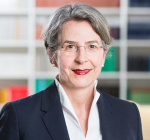 Julika Griem ist Direktorin des Kulturwissenschaftlichen Instituts Essen (KWI) und Vizepräsidentin der Deutschen Forschungsgemeinschaft (DFG). Ihr Forschungsinteresse gilt u. a. Erzähl- und Literaturtheorie, der Leseforschung, den Bedingungen für gelingende Interdisziplinarität zwischen Geistes- und Sozialwissenschaften, der Analyse des gegenwärtigen Literaturbetriebs und seiner sich wandelnden Formate und Rituale sowie den Methoden seiner Erforschung. Auch forscht sie zu Wissenschaftspolitik und den Institutionen, die Literatur und Literaturwissenschaft ermöglichen.