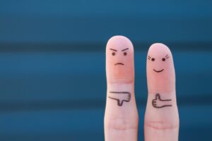 Beitragsbild: zwei Finger, angemalt wie Personen. Eine lächelt und zeigt den Daumen hoch. Die andere schaut grimmig und zeigt den Daumen nach unten